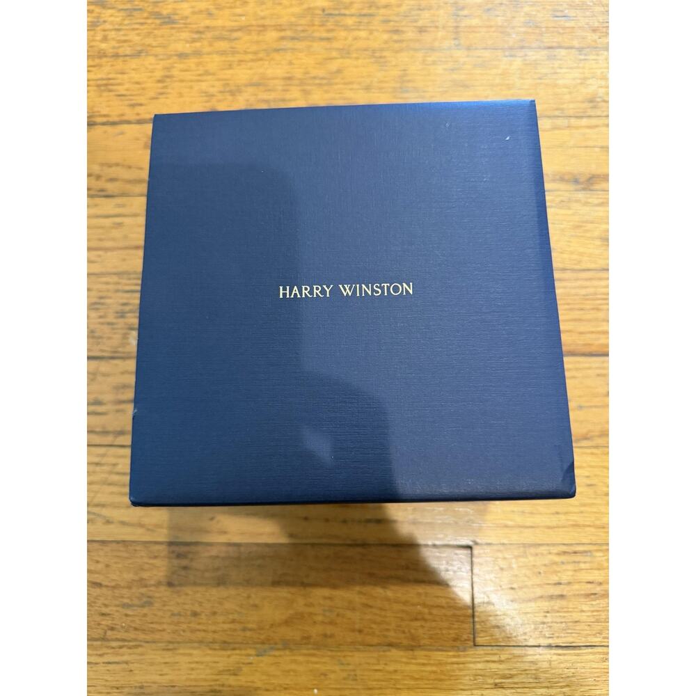 Harry Winston Scented Candle Blue Raffia Basket White Tea Mandarin Ocean Breeze - Picture 2 of 5